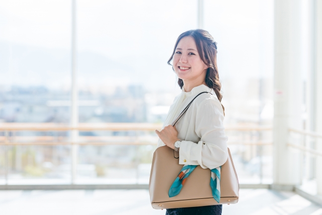 バッグ　持つ女性